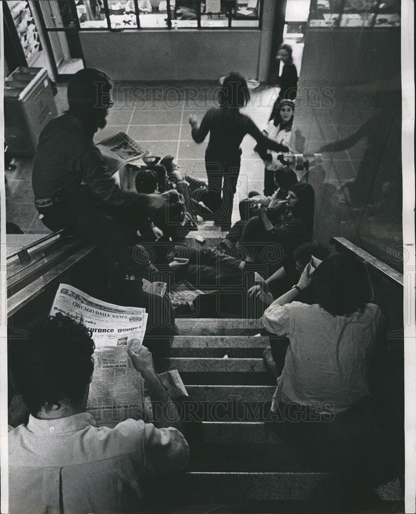 1969 Press Photo Students Read About Their Protest - Historic Images