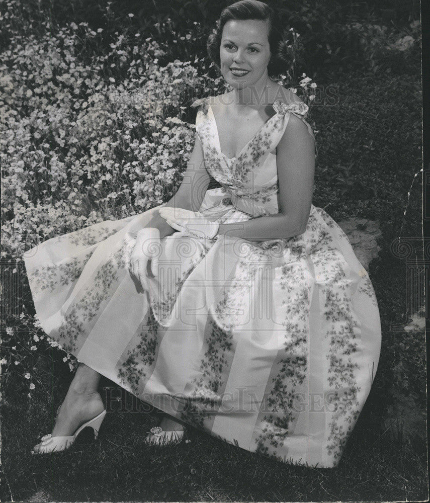 1959 Press Photo Mrs Donald Campbell in garden in dress - Historic Images