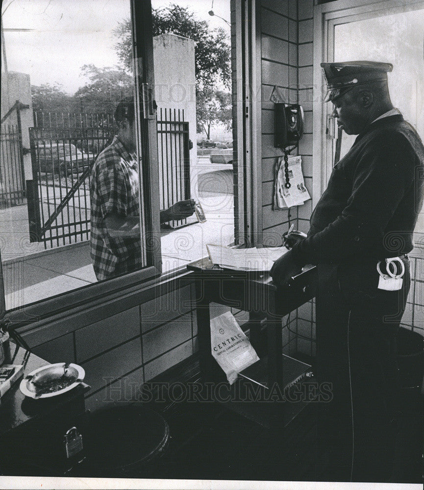 1969 Press Photo Talmadge Peters guard at House of Corrections. - Historic Images