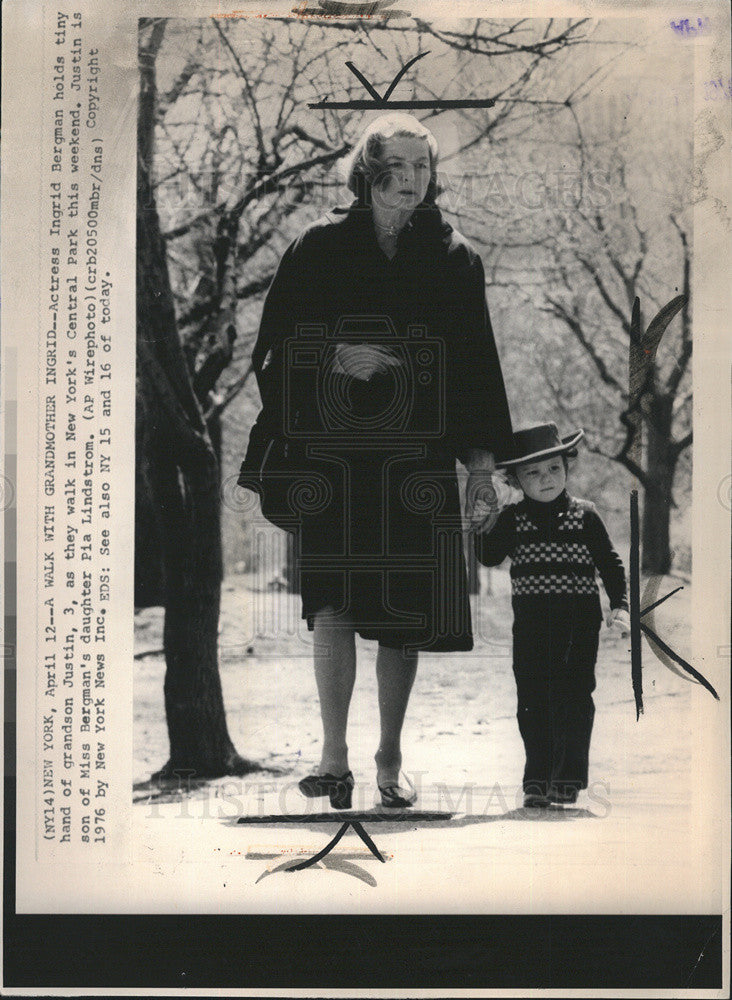 1976 Press Photo Ingrid Bergman, and grandson Justin. - Historic Images