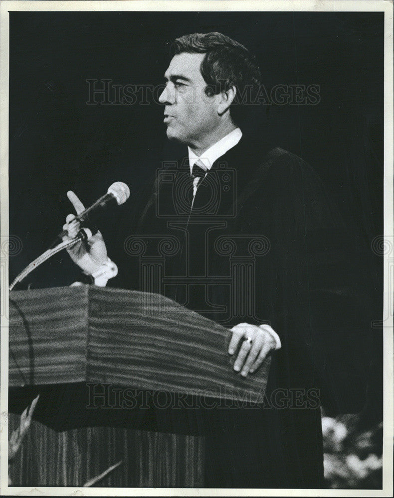 1982 Press Photo Dan Rather speaks at Roosevelt University. - Historic Images