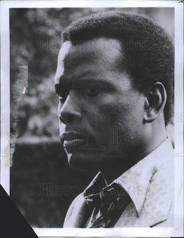 1977 Press Photo Sidney Poitier &quot;A Warm December&quot; - Historic Images