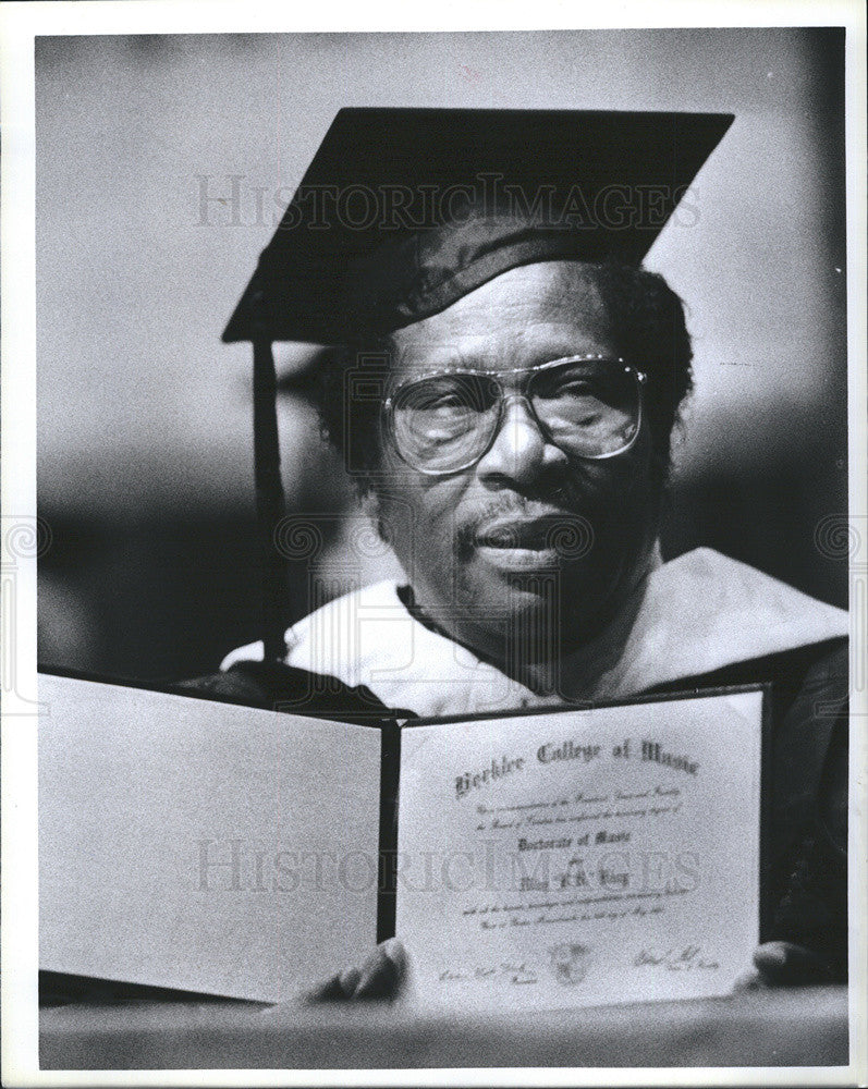 1985 Press Photo B. B. King shows off his honorary degree - Historic Images