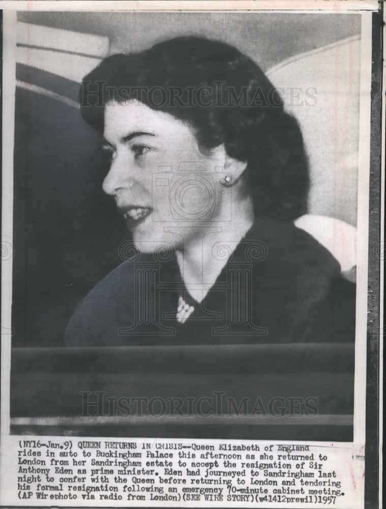 1957 Press Photo Queen Elizabeth England Buckingham Palace Return Sandringham - Historic Images