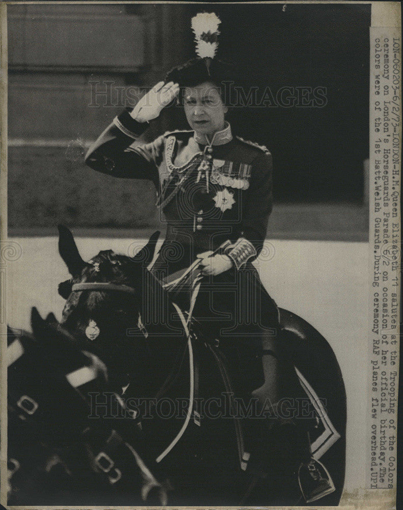 1973 Press Photo Queen Elizabeth II Salutes Trooping Colors London Horseguards - Historic Images