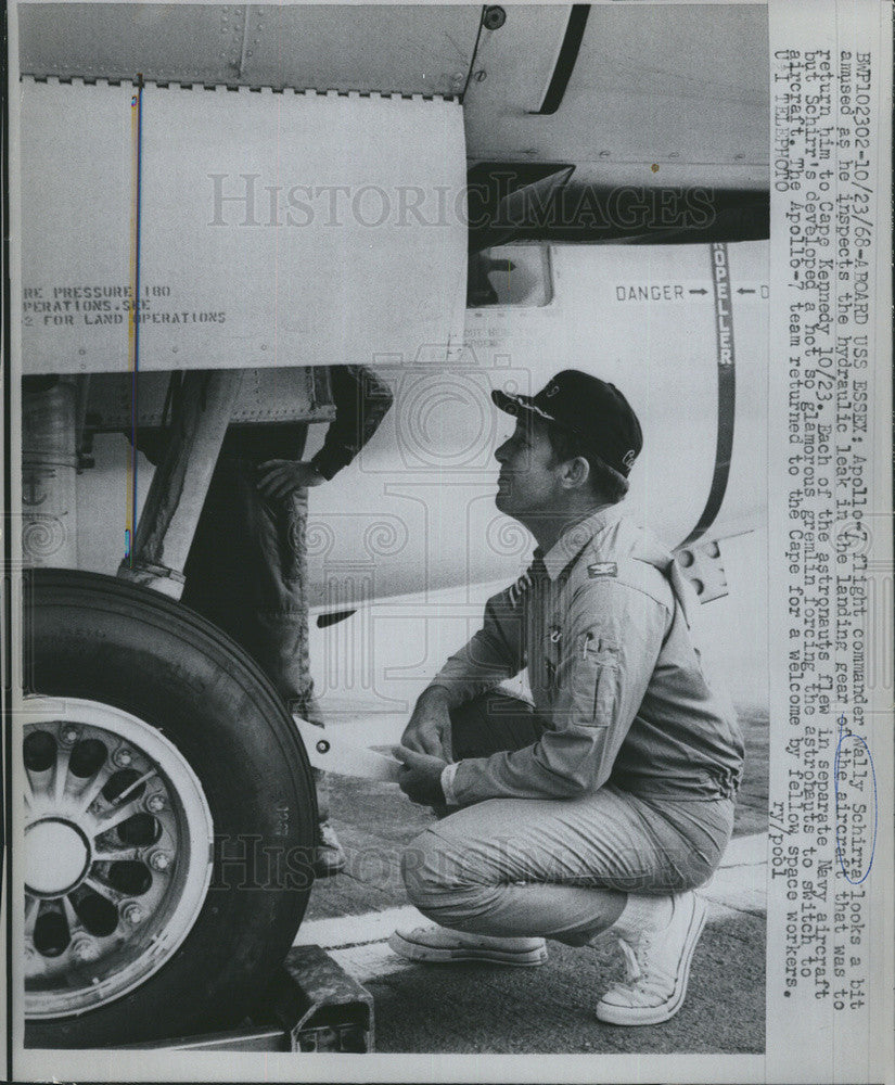 1968 Press Photo Apollo 7 Flight Commander Wally Schirra Inspects Hydraulic Leak - Historic Images