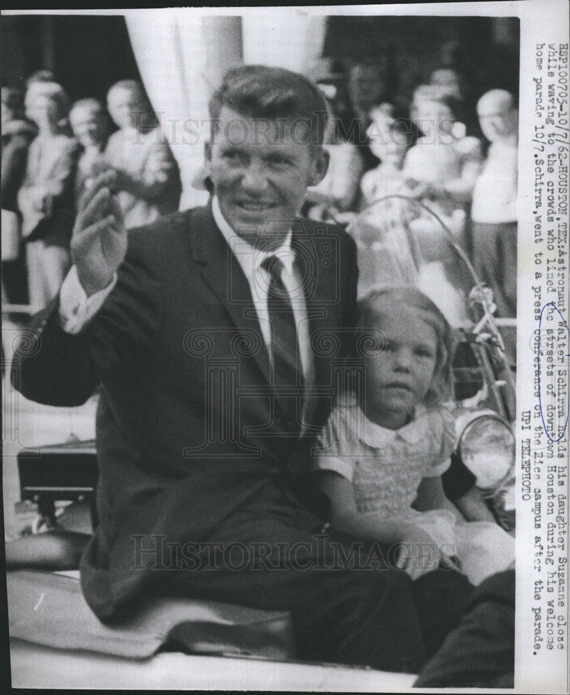 1962 Press Photo Walter Schirra and his daughter Suzanne, Houston parade. - Historic Images