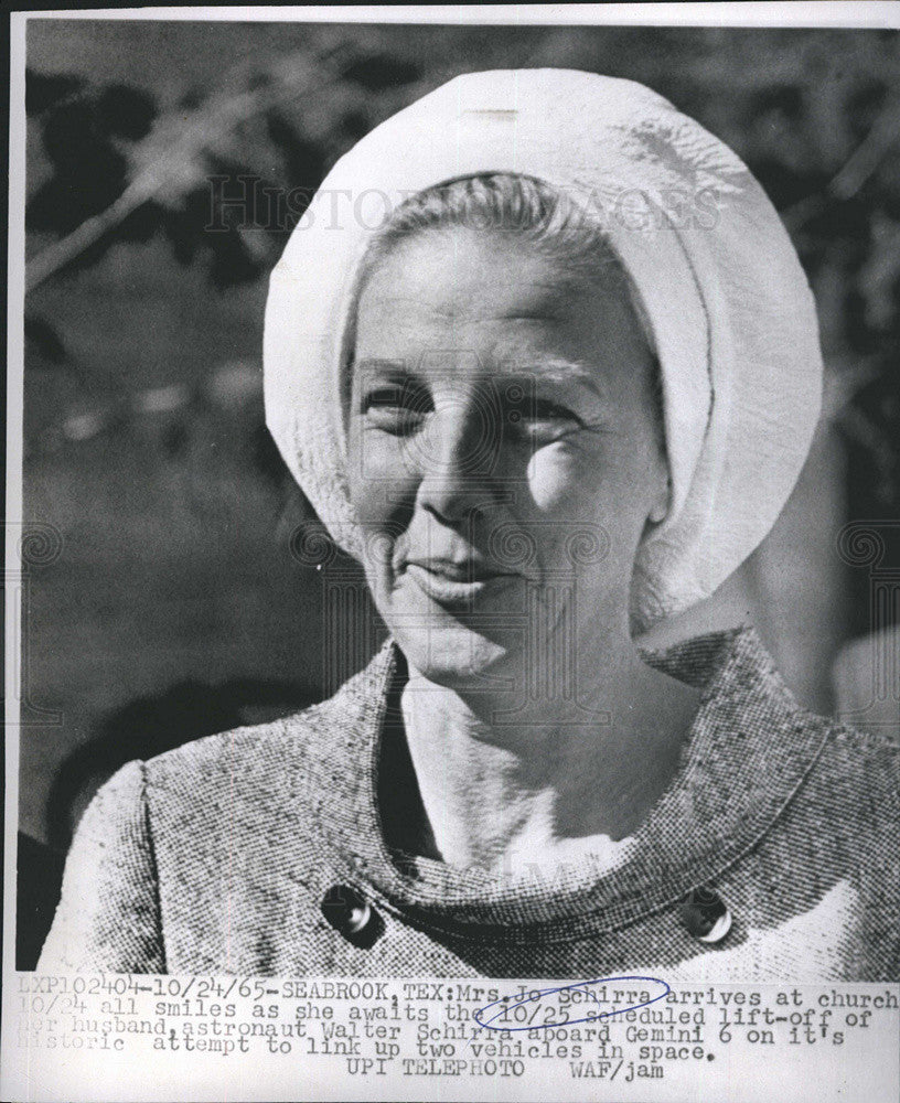 1965 Press Photo Mrs. Jo Schirra  awaits lift off of Gemini 6 with her astronaut - Historic Images