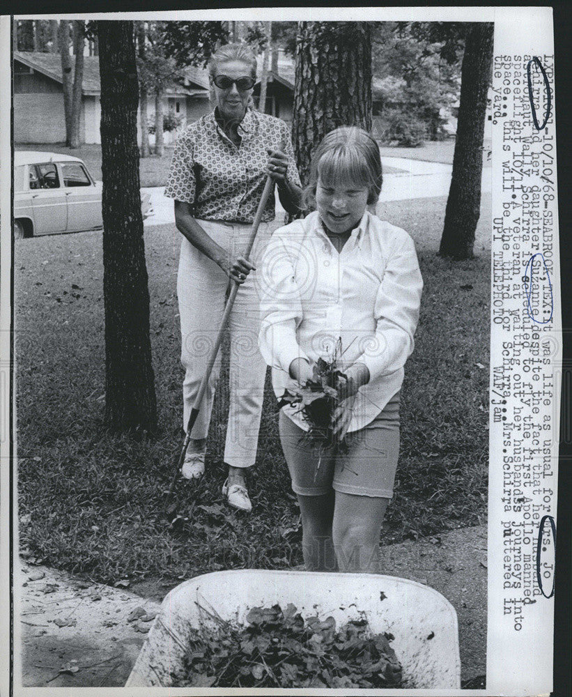 1968 Press Photo Mrs. Jo Schirra and her daughter Suzanne. - Historic Images