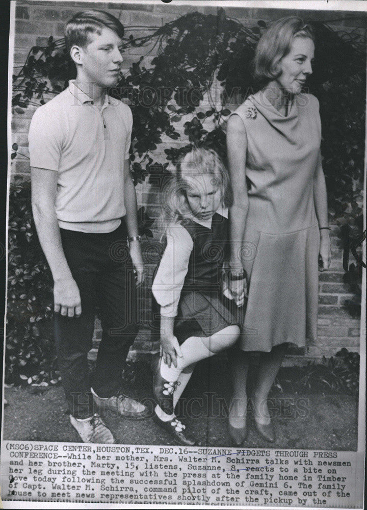 1965 Press Photo Mrs Walter M. Shirra and kids after husband&#39;s safe spaceflight - Historic Images