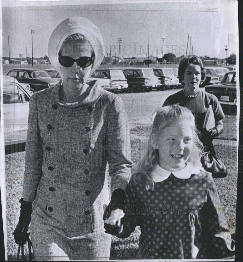 1965 Press Photo Mrs Walter Shirra and daughter as husband leaves for space - Historic Images