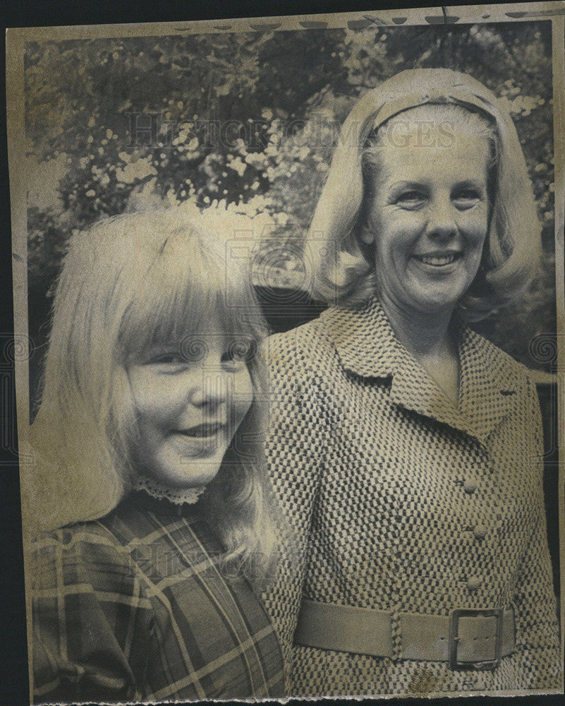 1968 Press Photo Mrs. Josephine Schirra Wife Walter Astronaut Daughter Suzanne - Historic Images