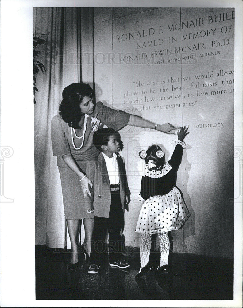 1986 Press Photo Ron McNaire family dedicates a building on Wassar street - Historic Images