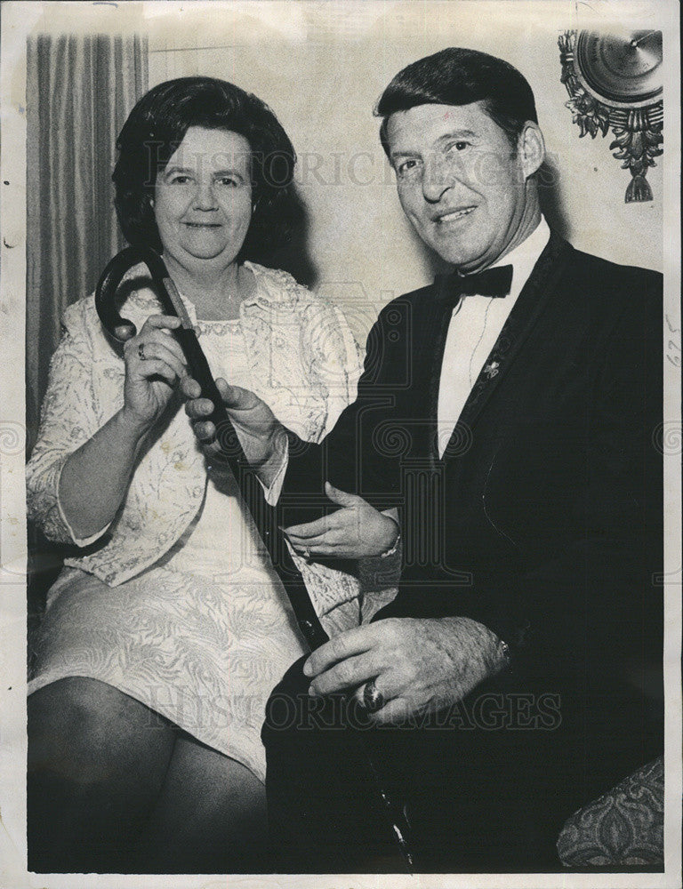 1969 Press Photo Astronaut Wally Shirra and Mrs Hicks - Historic Images