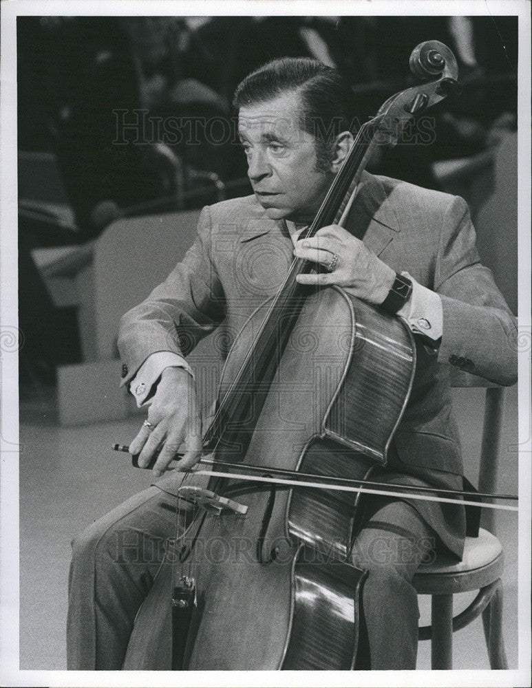 1970 Press Photo Comedian Morey Amsterdam playing an instrument - Historic Images