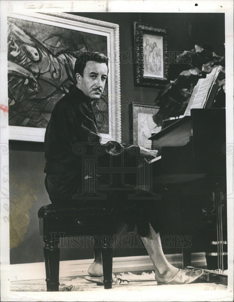 1975 Press Photo The World Of Henry Orient Film Peter Sellers Playing Piano - Historic Images