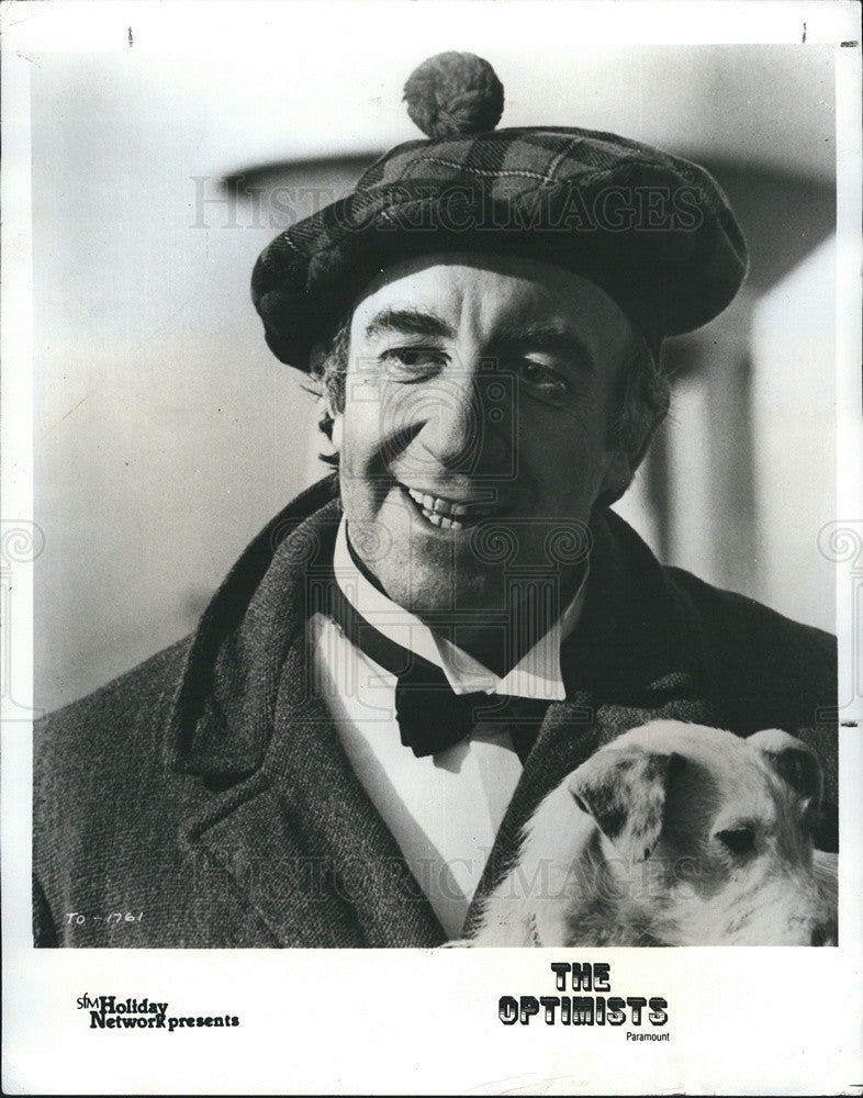 1983 Press Photo The Optimists Film Actor Peter Sellers Holding Dog - Historic Images