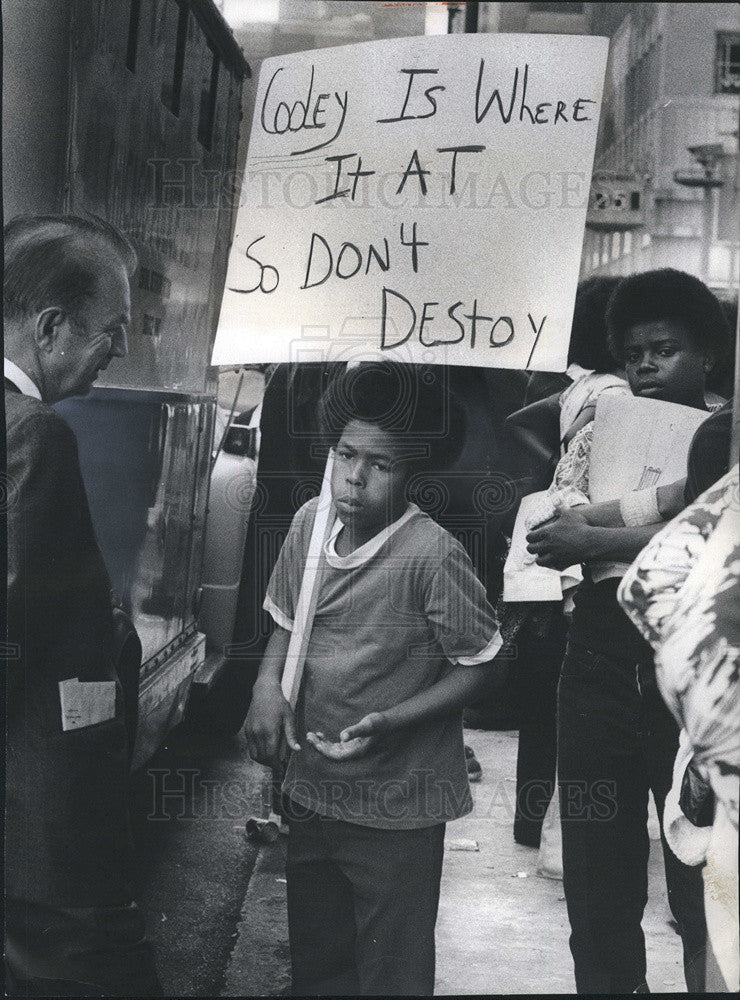 1974 Press Photo Cooley High School Demonstrators Sign Spelled Wrong - Historic Images