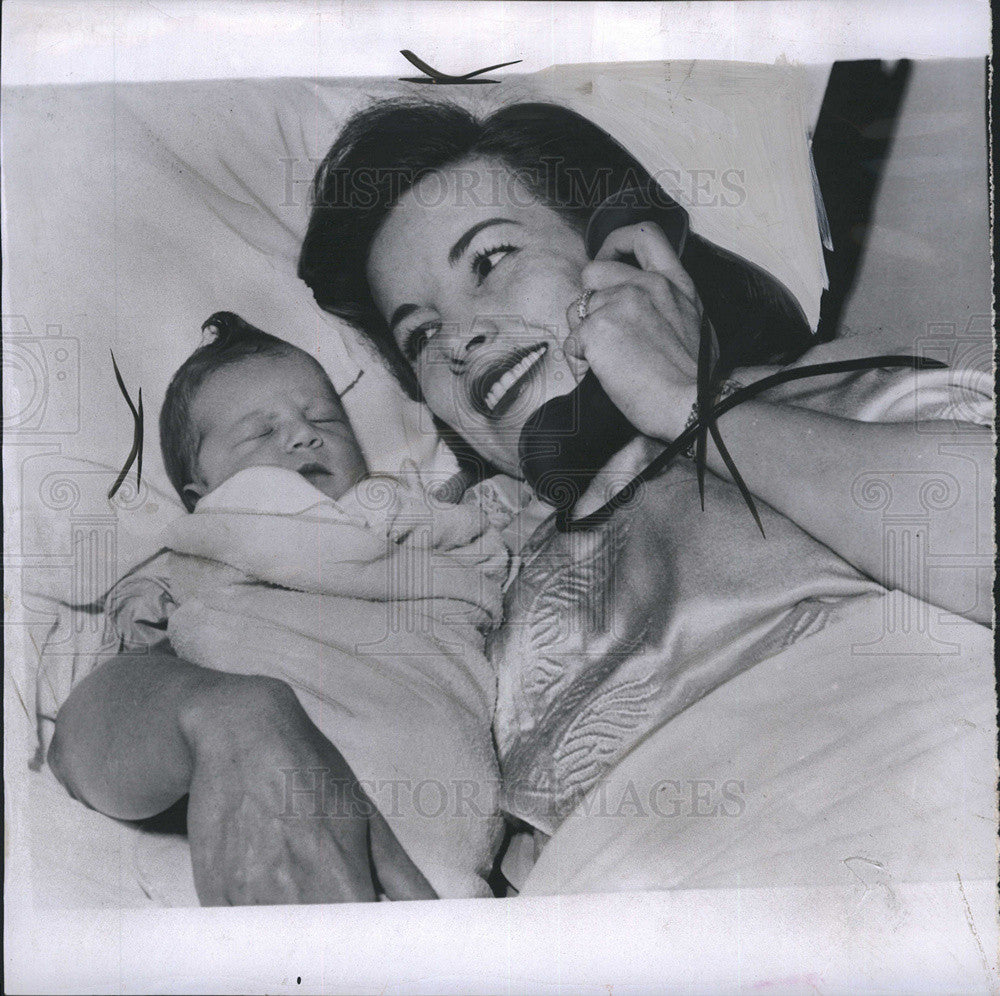 1955 Press Photo Actress Madge Meredith And Newborn Daughter - Historic Images