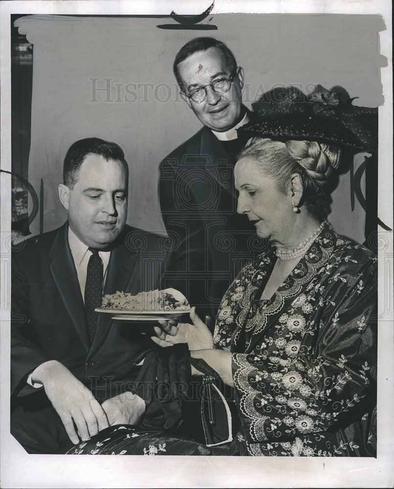 1958 Press Photo Judge Horace Gilmore, Father Kern, and Mayor Felisa Rincon - Historic Images