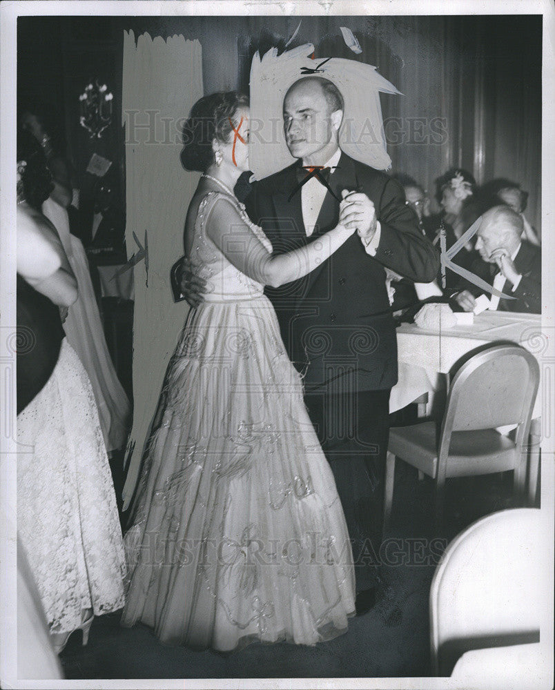 1951 Press Photo Edward R. Macauley And Wife Dance At Detroit Society Party - Historic Images