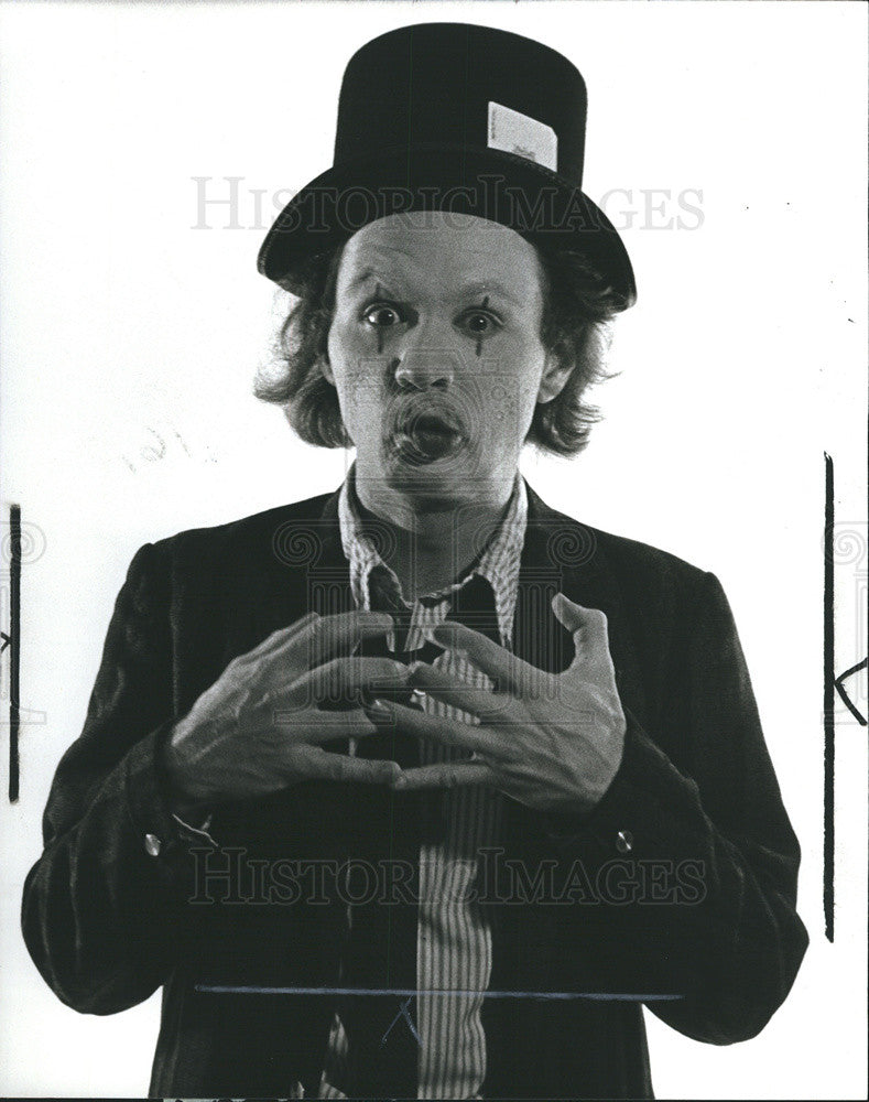 1979 Press Photo Clown Gerry The Fool Entertainer At Grand Circus Exchange - Historic Images