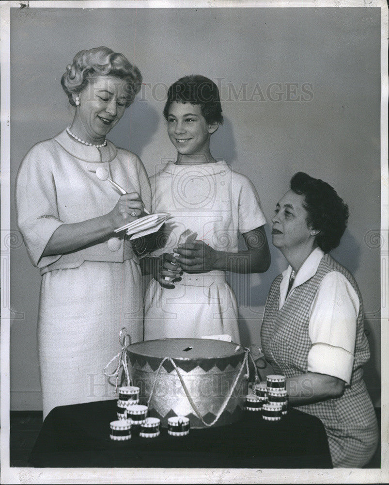 1961 Press Photo Mrs. Ray Blackstock Bonnie Blackstock Mrs. Thomas Jobs Drum - Historic Images