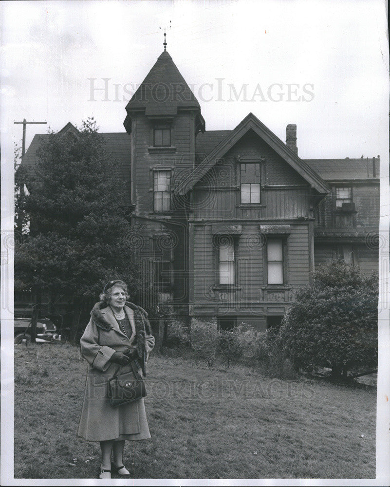 1957 Press Photo Mrs. A. A. Booth in front of her house. - Historic Images