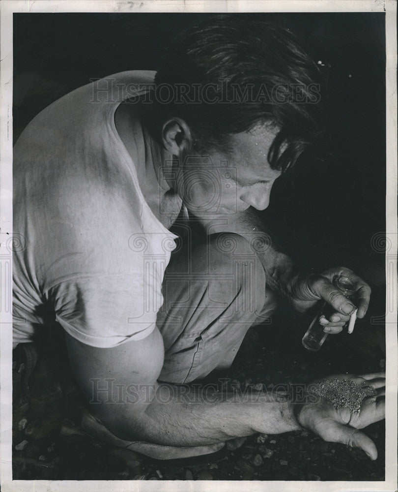 1947 Press Photo Philip Bishop with Handful of Leaf Gold Out of Sultan River - Historic Images