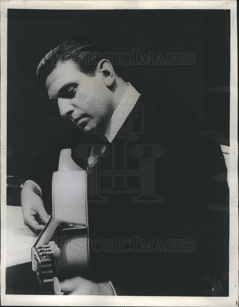 1962 Press Photo Actor Folk Singer Guitarist Theodore Bikel - Historic Images