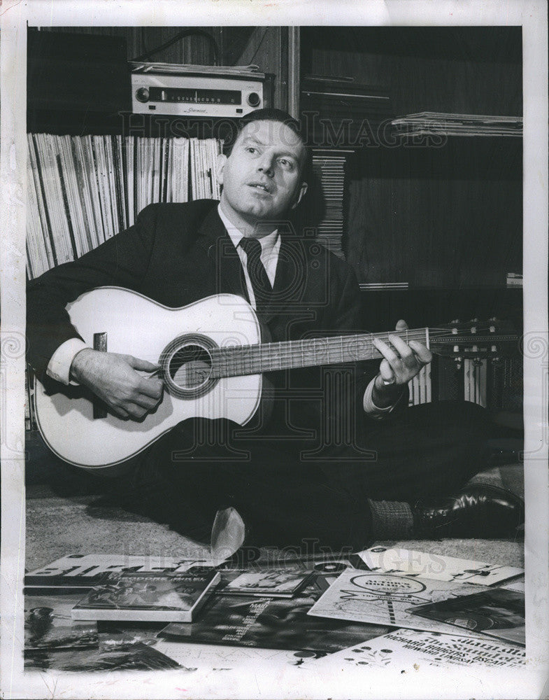 1960 Press Photo Actor Folk Singer Guitarist Theodore Bikel - Historic Images