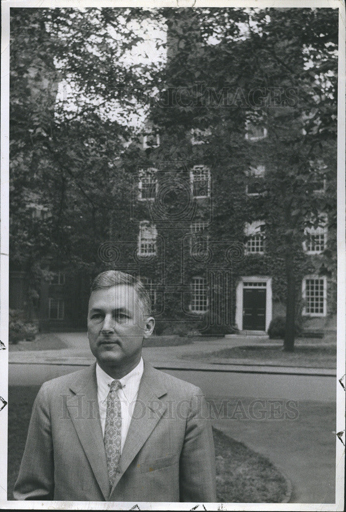 1964 Press Photo Nathan M Pusey Pres Of Harvard At Mass Hall Oldest Bldg-1720AD - Historic Images