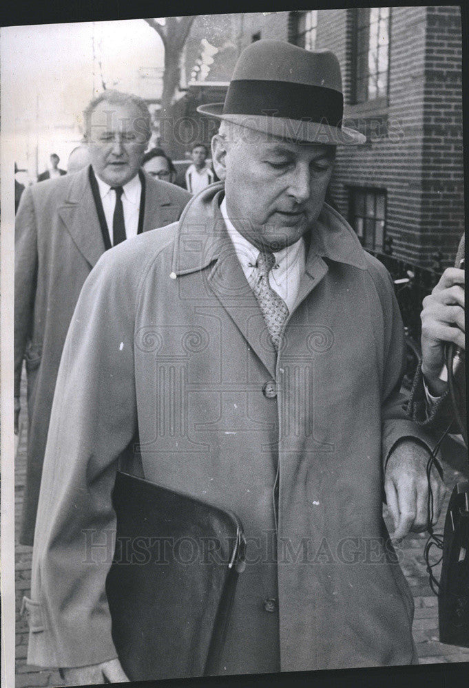 Press Photo  Well dressed man walking down street - Historic Images