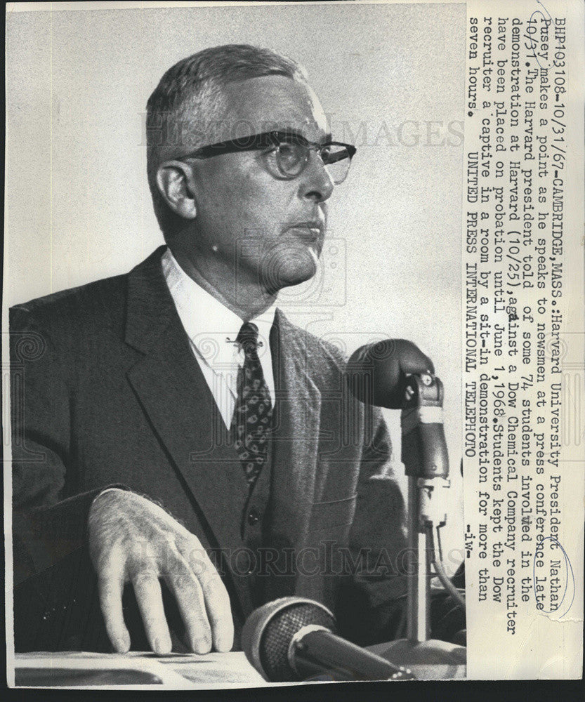 1967 Press Photo Harvard Univ Pres Nathan Pusey Speaks About Student Dow Chem - Historic Images