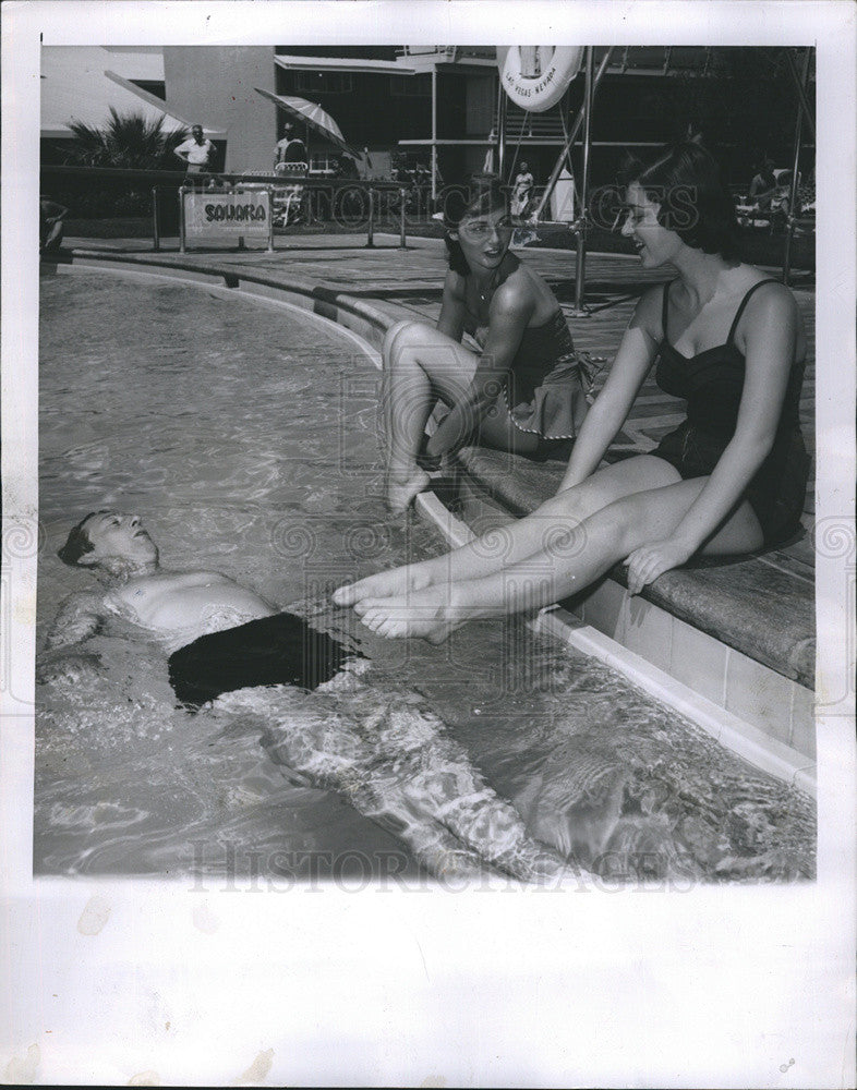 1954 Press Photo Anna Marie Alberghetti And Ray Bolger In Nevada Hotel Pool - Historic Images