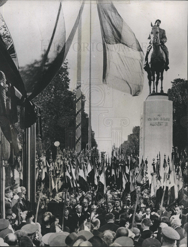 Press Photo People demonstrating next to Albert III statue - Historic Images