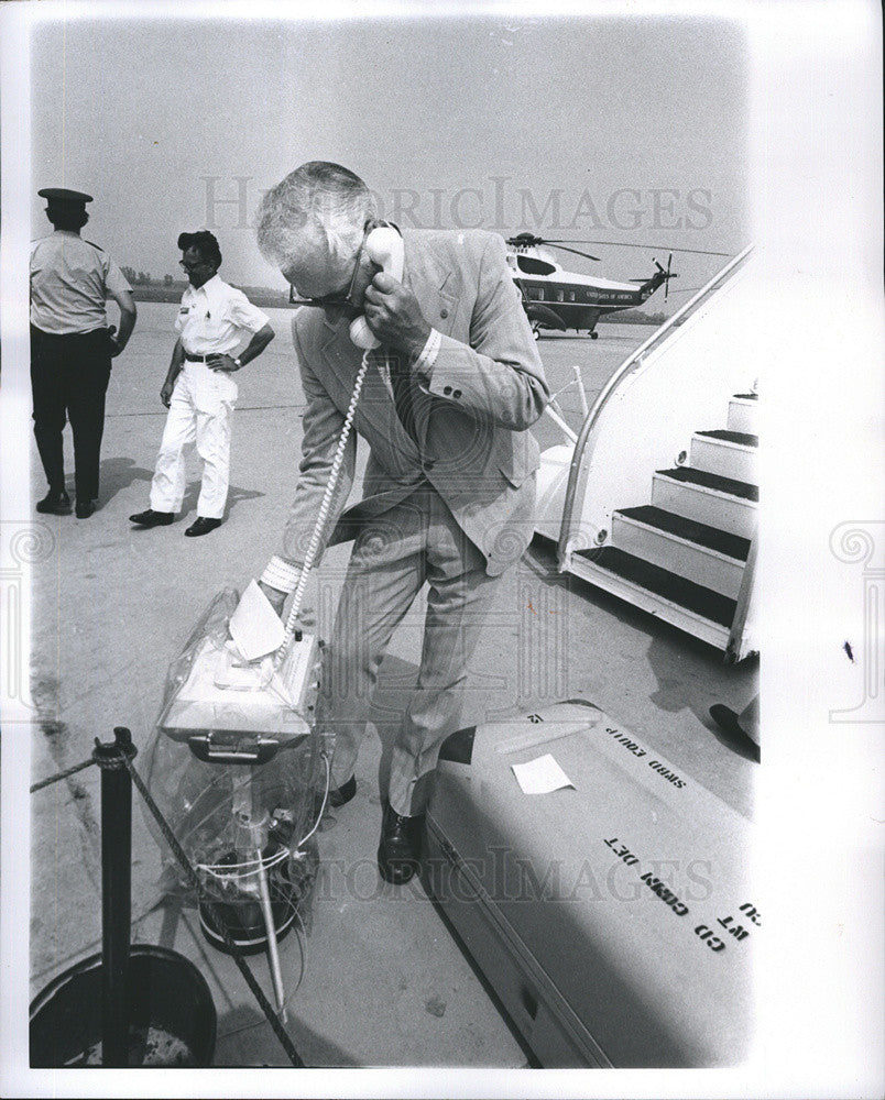 1972 Press Photo Pres Richard Nixon on the phone as he land. - Historic Images