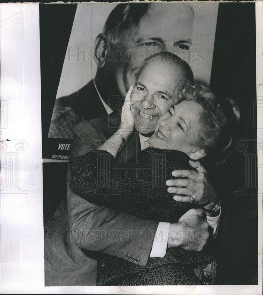 1964 Press Photo Actress Helen Hayes &amp; John Davis Lodge Senator Hugging Campaign - Historic Images