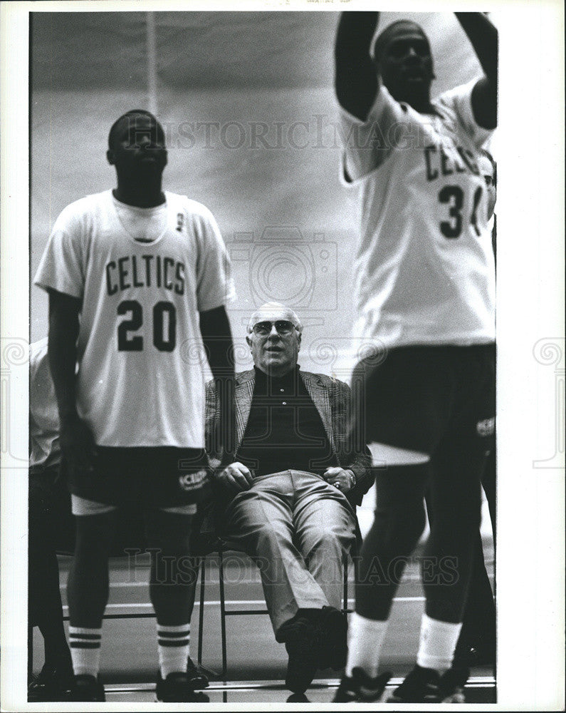 Press Photo Red Auerbach Watching Celtics Practice Douglas And Xavier McDaniel - Historic Images