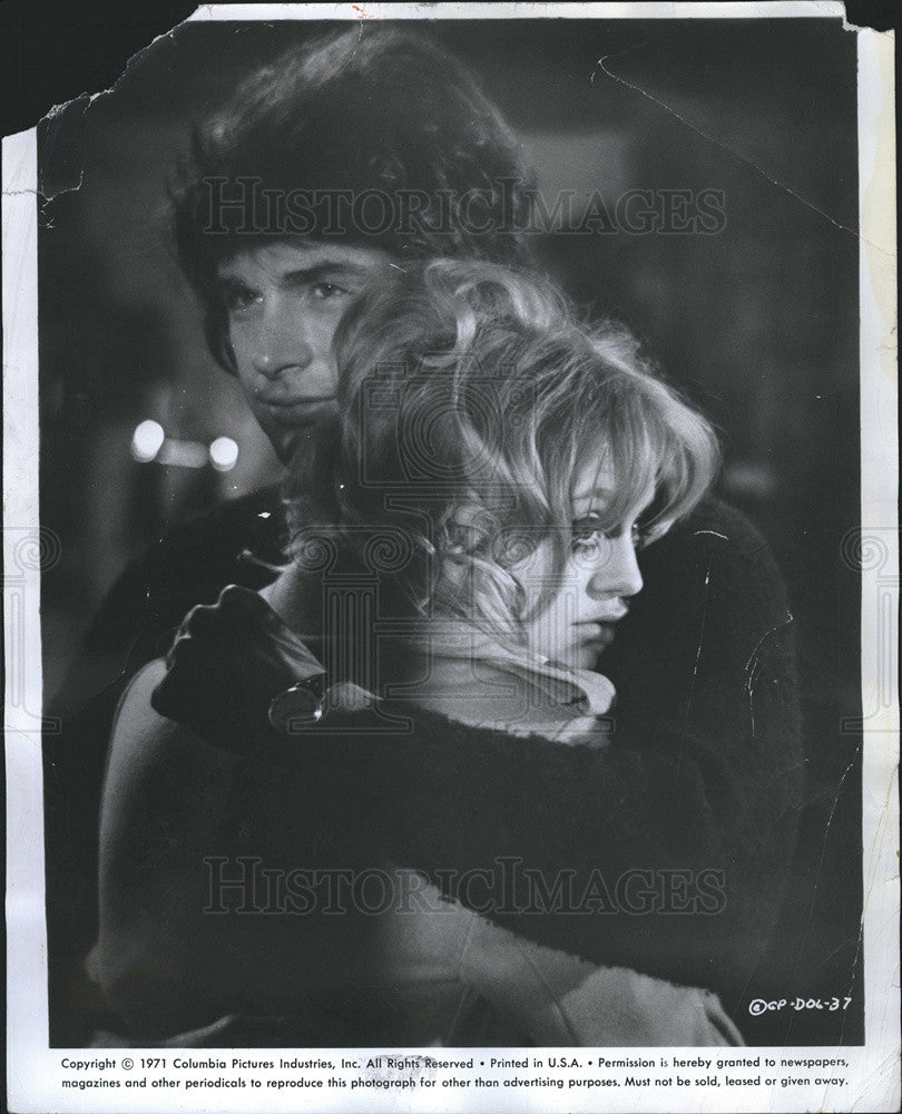 1971 Press Photo Dollars Film Joe Collins Goldie Hawn Hugging Scene - Historic Images