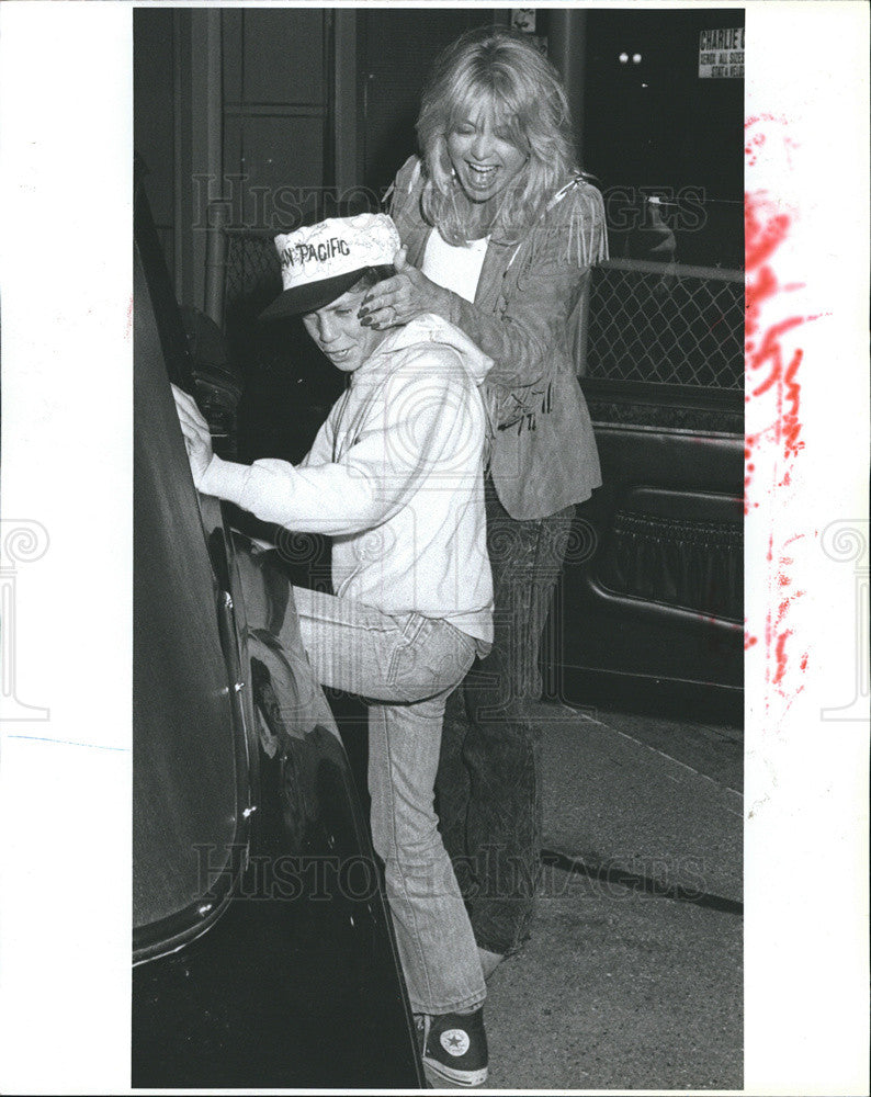 1987 Press Photo Actress Goldie Hawn &amp; Son Oliver Hollywood Movie Star Celebrity - Historic Images