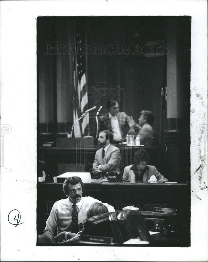 1980 Press Photo Arthur Hultz Talks to Senator Edward Fredricks Courtroom Trial - Historic Images