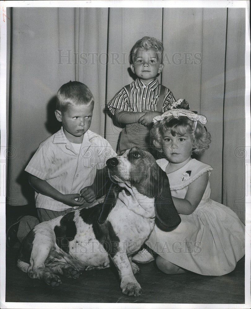 1957 Press Photo Entertainer Dog &quot;No Mo&quot; with Children. - Historic Images