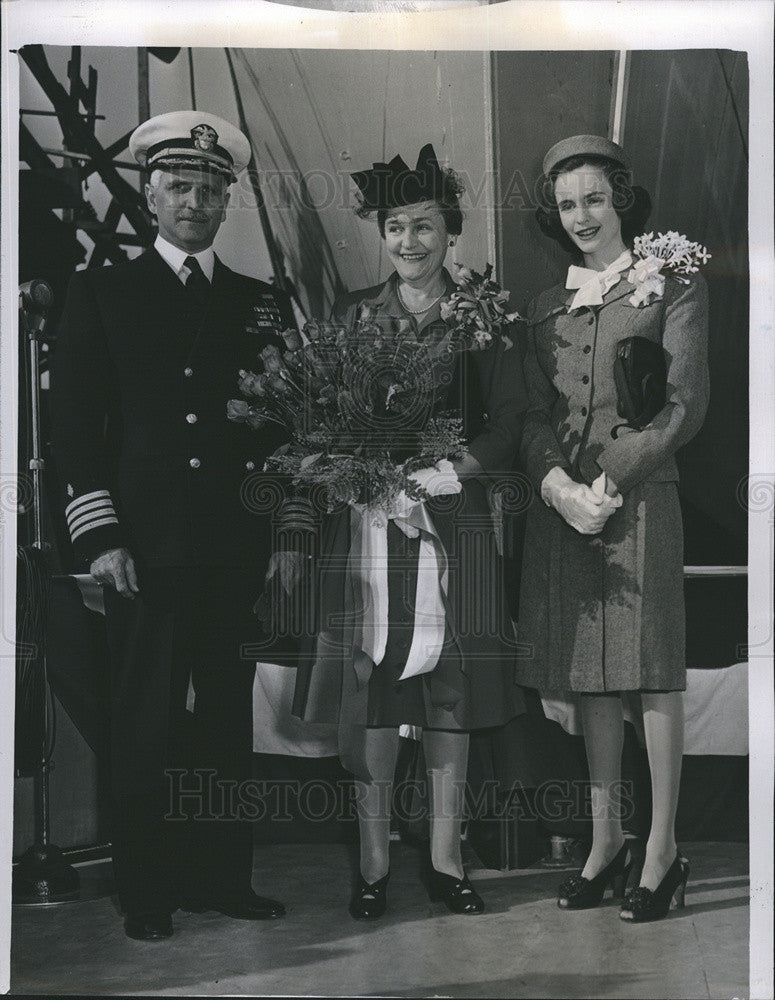 1944 Press Photo Capt Joel T Boon And his Wife Mrs.Boone and their daughter - Historic Images