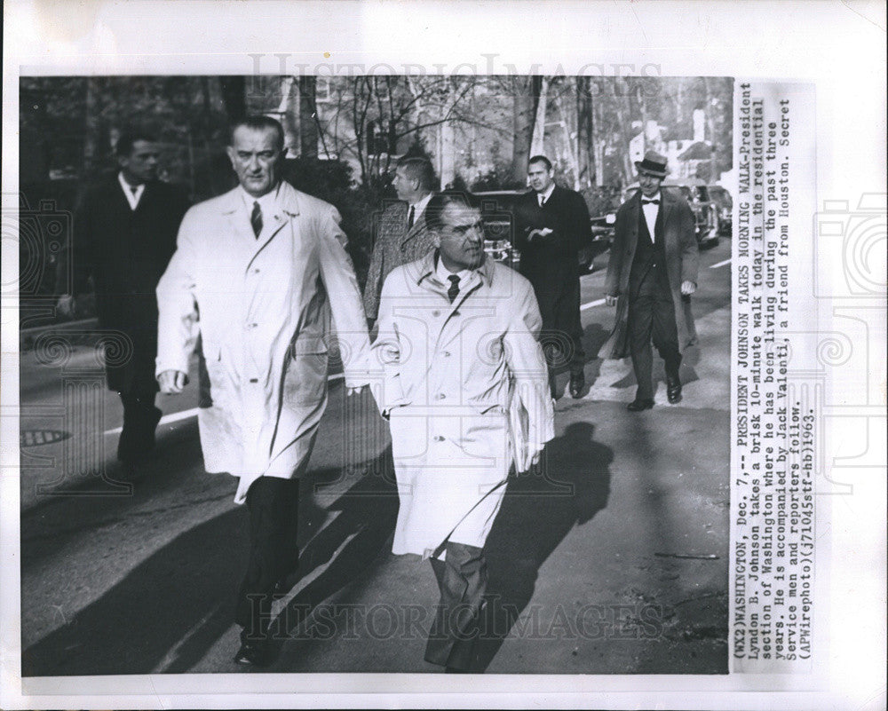 1963 Press Photo  President Johnson takes mornign walk with Jack Valenti and SS - Historic Images