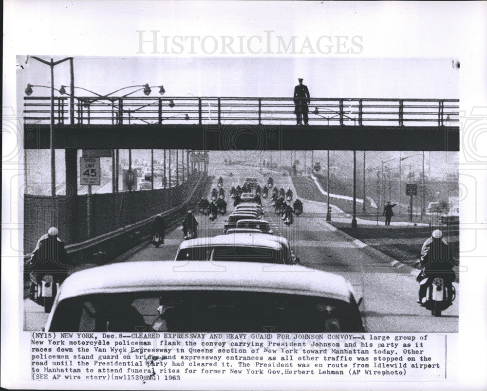 1963 Press Photo New York Policemen Clear Expressway for President Johnson - Historic Images