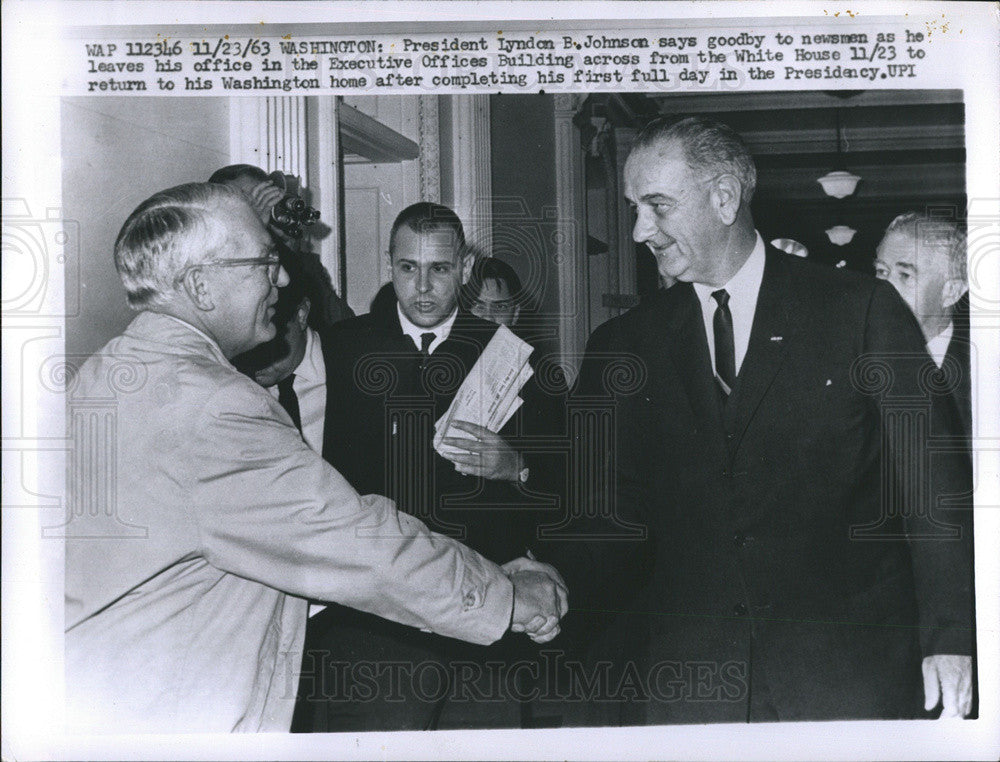 1963 Press Photo President Lyndon B. Johnson Says Goodbye to Newsmen in Washingt - Historic Images