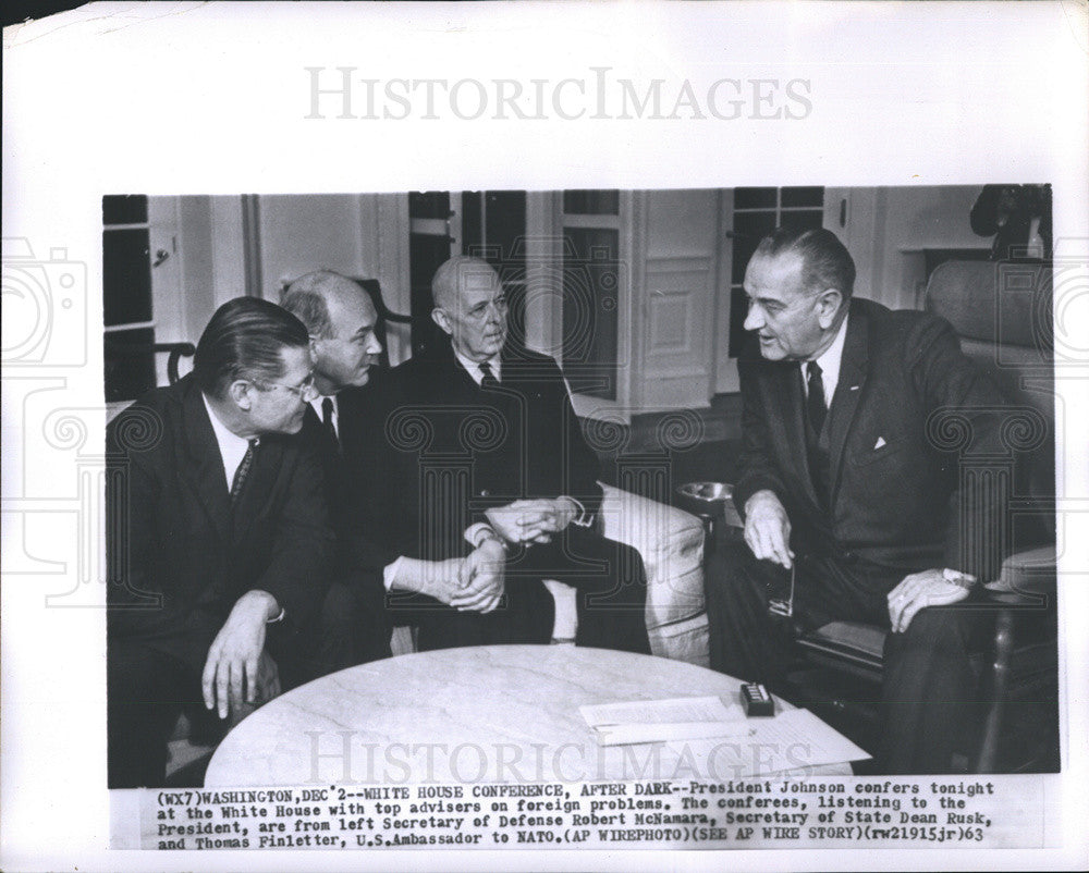 1963 Press Photo President Johnson Confers with Advisers at White House - Historic Images