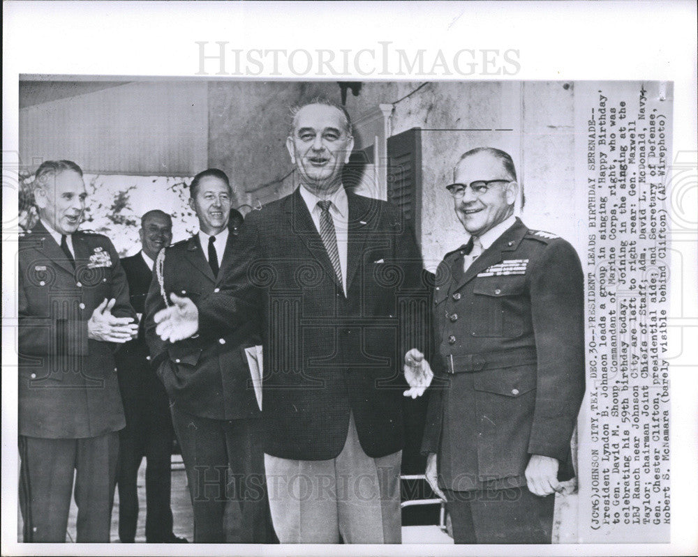 Press Photo President Johnson Leads Birthday Serenade for General David M. Shoup - Historic Images