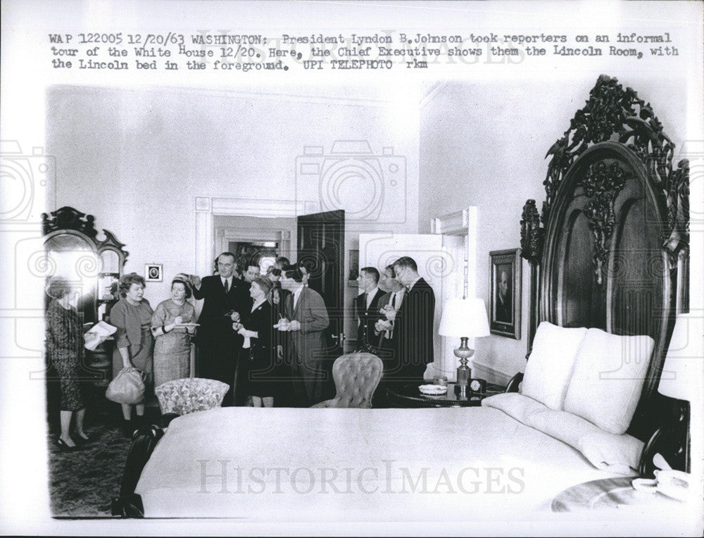 1963 Press Photo President Johnson Takes Reporters on White House Tour - Historic Images